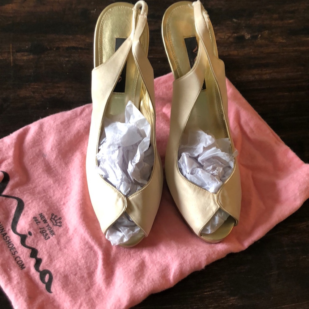 Nina peep toe heels in cream/gold.